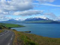Eyjafjörður mit den Gipfeln Gálmaströnd und Vindheimajökull